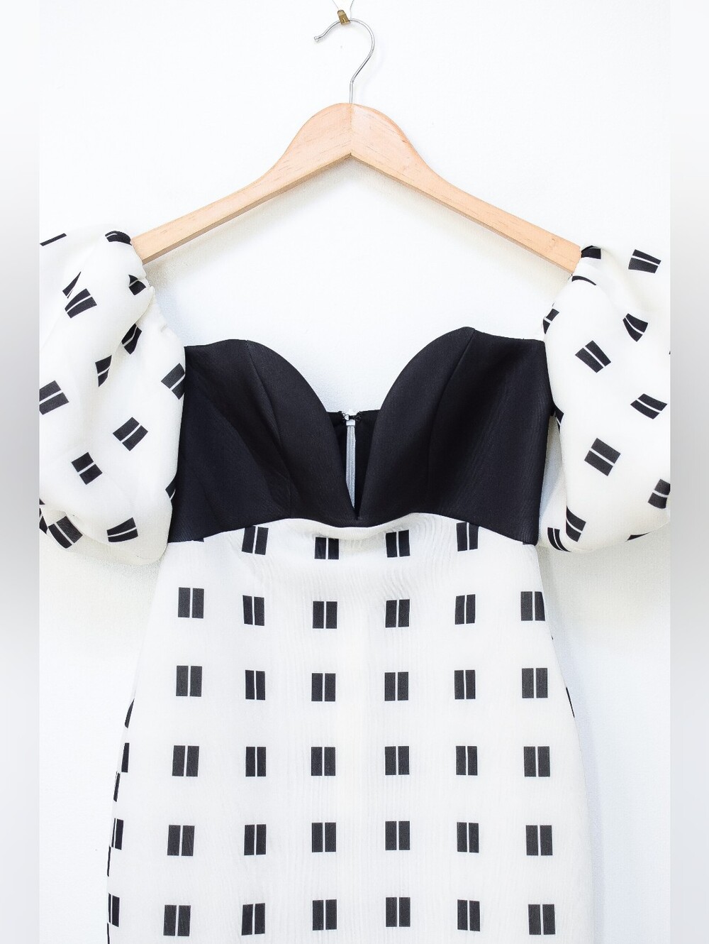 NWT ASOS Mono Grid Puff Sleeve Off The Shoulder Dress Black White Sz 4 Cocktail - Picture 3 of 12